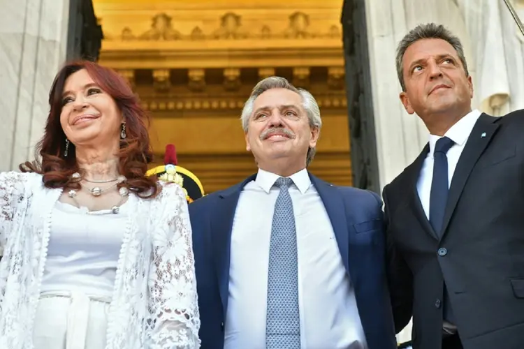Cristina Kirchner, Alberto Fernandez e Sergio Massa na saída do Congresso, em Buenos Aires (AFP/AFP)
