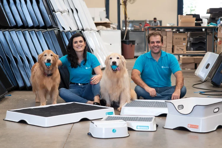 Lara Lorga e Fabio de Carvalho, fundadores da Weasy, ao lado de Pepa e Lili, goldens que inspiraram criação do negócio (Weasy/Divulgação)