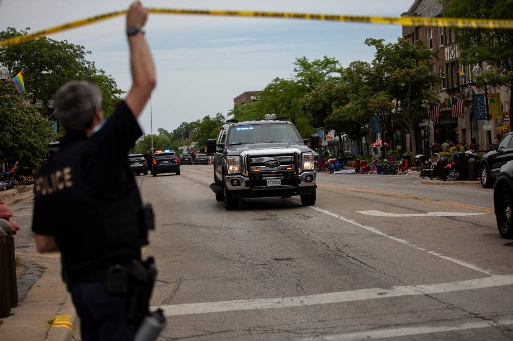 Tiroteio nos EUA: os socorristas trabalham na cena de um tiroteio em um desfile de 4 de julho. (Jim Vondruska/Getty Images)