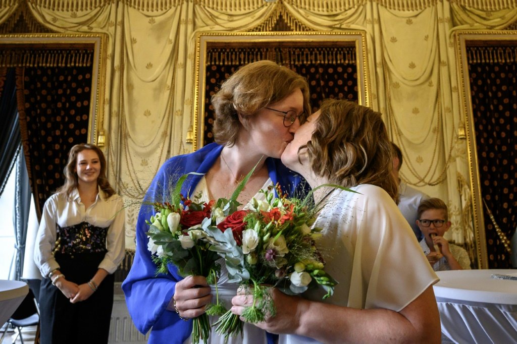 Casamento LGBT: Laure (à esq.) e Aline se beijam após a cerimônia em Genebra, na Suíça (AFP/AFP Photo)