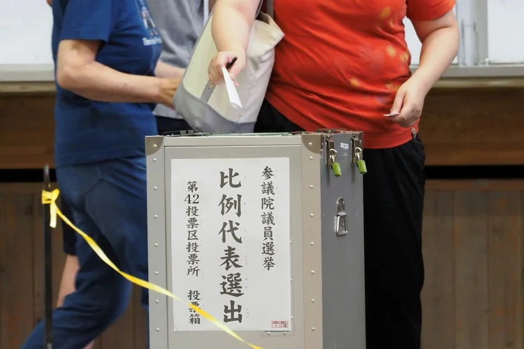 Japoneses em votação neste domingo: partido governista já tinha vitória como quase certa mesmo antes de assassinato de Abe (AFP/AFP)