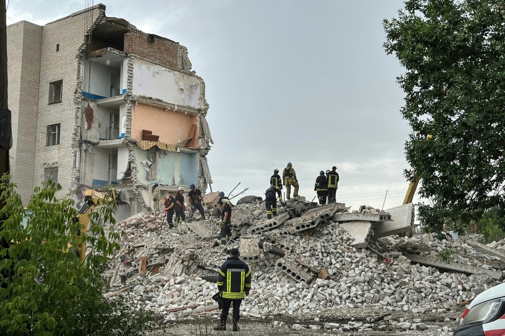 Prédio bombardeado em Chasiv Yar, leste da Ucrânia: guerra completa um ano sem saída diplomática no horizonte (AFP/AFP)