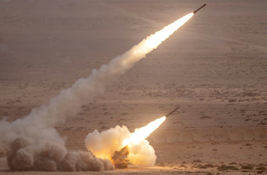 Foguetes americanos Himars: lançamento durante exercício militar em Marrocos (Paul HANDLEY/AFP)