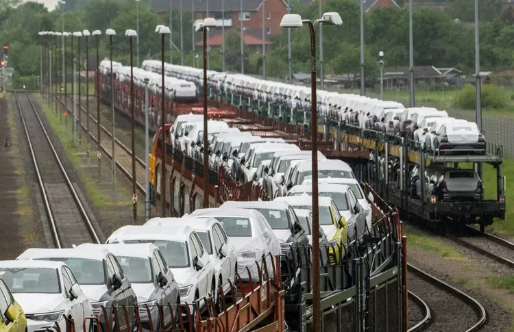 Carros da fabricante alemã Volkswagen na fábrica de Emden, norte da Alemanha (© Agence France-Presse/AFP)