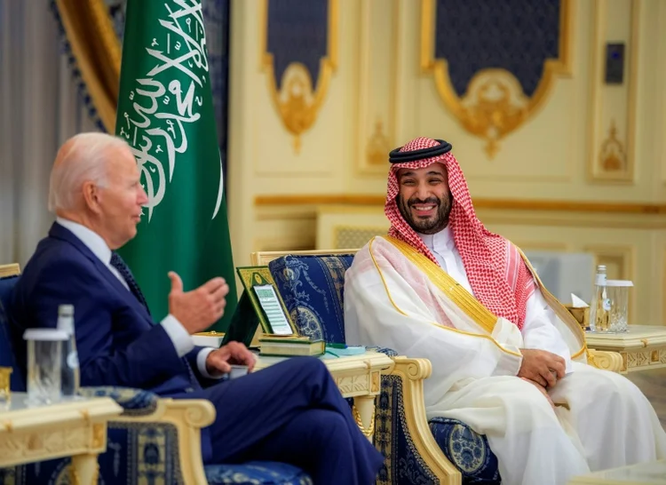 Príncipe herdeiro saudita, Mohamed bin Salan (à dir.), e o presidente dos EUA, Joe Biden, no Palácio Al Salam de Jidá, no oeste da Arábia Saudita (AFP/AFP)