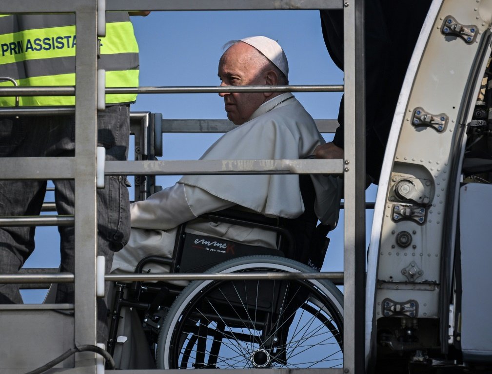 Papa Francisco parte para o Canadá em 'peregrinação penitencial'