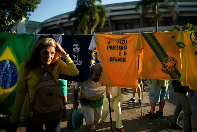 Apoiadores do presidente Jair Bolsonaro fazem fila enquanto esperam para acessar a convenção nacional do Partido Liberal (PL), onde Bolsonaro lançará oficialmente sua campanha de reeleição, no ginásio do Maracanãzinho, no Rio de Janeiro (Agence France-Presse/AFP)