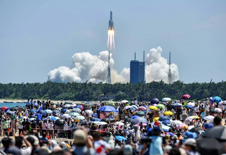 Foguete com o módulo da estação espacial Tiangong: viagem partindo da base espacial de Wenchang, sul da China (AFP/AFP)