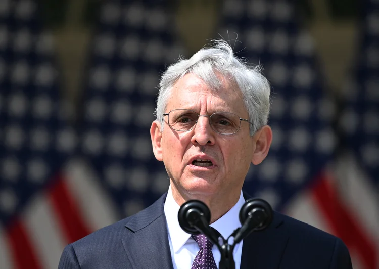 O procurador-gera dos EUA, Merrick Garland, aprovou pessoalmente a batida do FBI na residência do ex-presidente, Donald Trump, na Flórida (Brendan SMIALOWSKI/AFP)