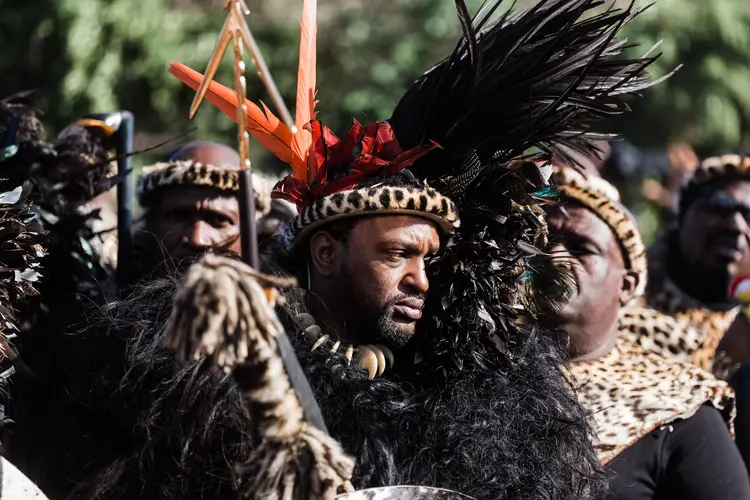 O novo rei zulu Misuzulu Zulu (centro) durante sua coroação no palácio real de KwaKhangelamankengane, em Nongoma (África do Sul), em 20 de agosto de 2022 (Rajesh JANTILAL/AFP)