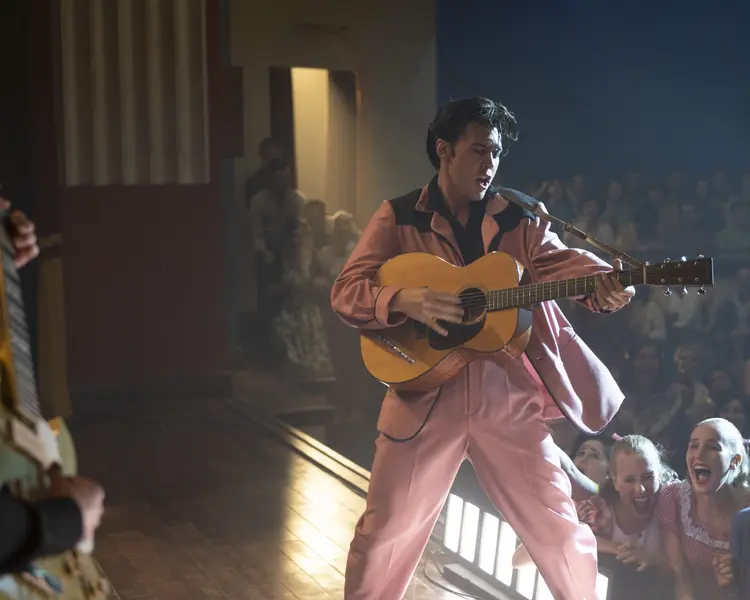 O ator Austin Butler como Elvis Presley. (HBO Max/Divulgação)