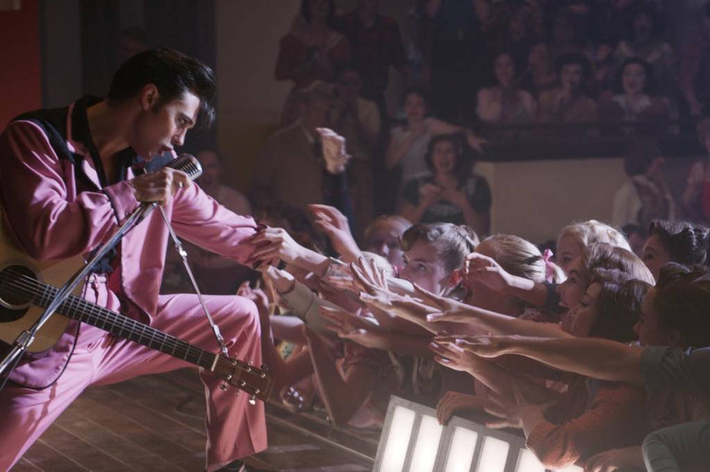 Cena do filme "Elvis", de Baz Luhrmann: nova cinebiografia do cantor é contada a partir da visão do seu polêmico ex-empresário (Warner Bros/Divulgação)