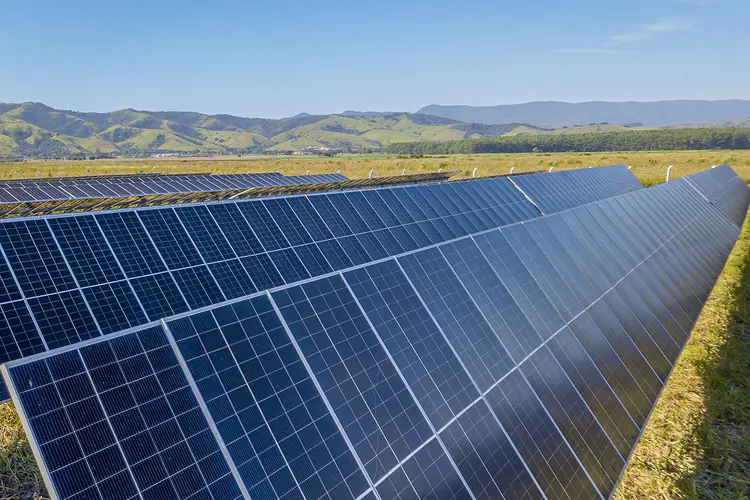 Placas de energia solar: fonte solar deve ultrapassar a capacidade instalada de energia eólica, assumindo a segunda posição na matriz elétrica brasileira (Divulgação)
