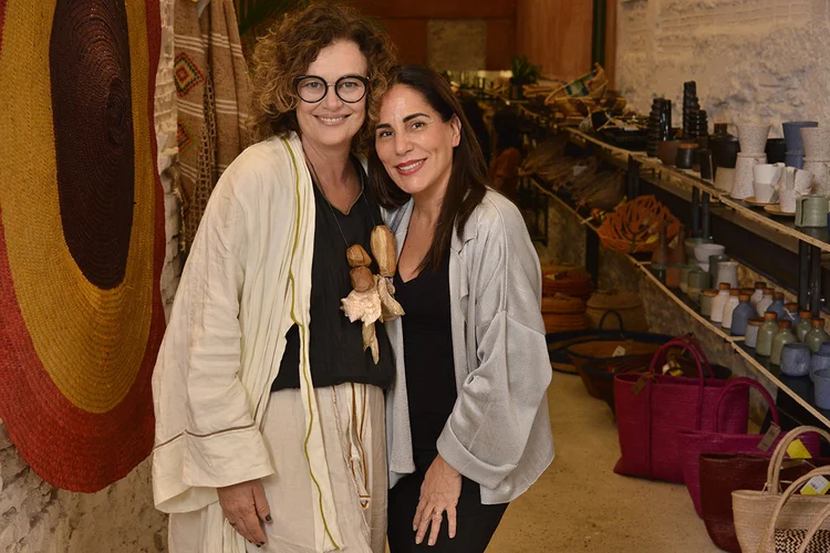 Gloria Pires ao lado da sócia, a ex-modelo Betty Prado: negócio reúne marcas independentes, e que causam algum tipo de impacto socioambiental positivo (Bemglô/Divulgação)