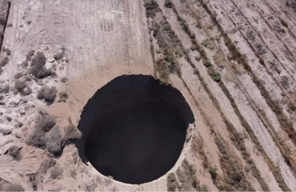 Cratera possui aproximadamente 32 metros de profundidade e 64 de diâmetro. (Redes Sociais/Reprodução)