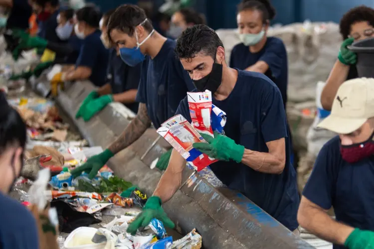 Empresa mantém parcerias com catadores (Internet/Reprodução)