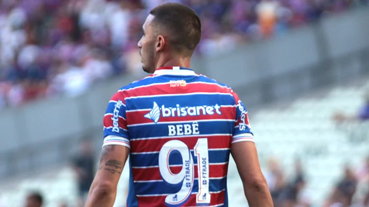 Meia atacante Thiago Galhardo, do Ceará, veste camiseta com apelido de criança: ação de marketing quis chamar a atenção para a importância dos pais no cuidado de filhos (Stephan Eilert/Divulgação)