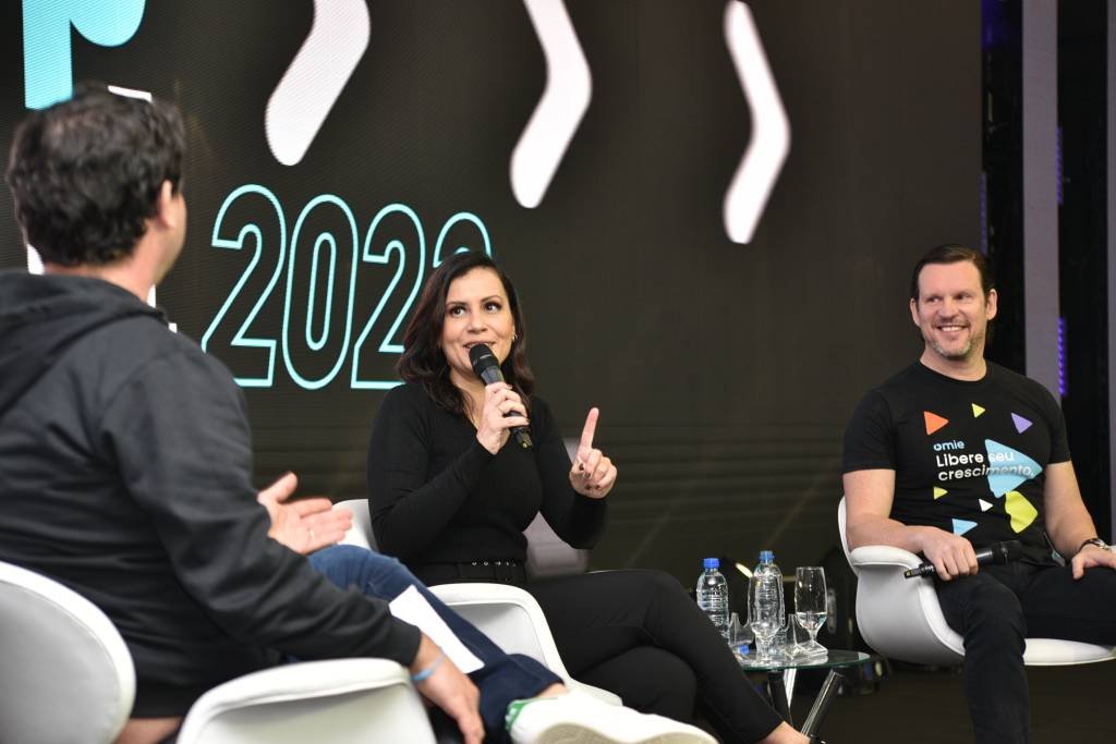 Monica Hauck, CEO da Sólides e Marcelo Lombardo, CEO da Omie, durante Startup Summit 2022 (Fabricio Almeida/Startup Summit/Divulgação)