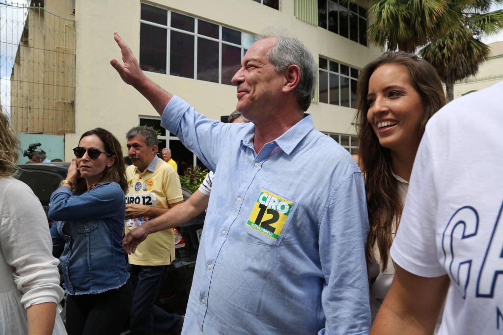Ciro Gomes registra candidatura à presidência no TSE