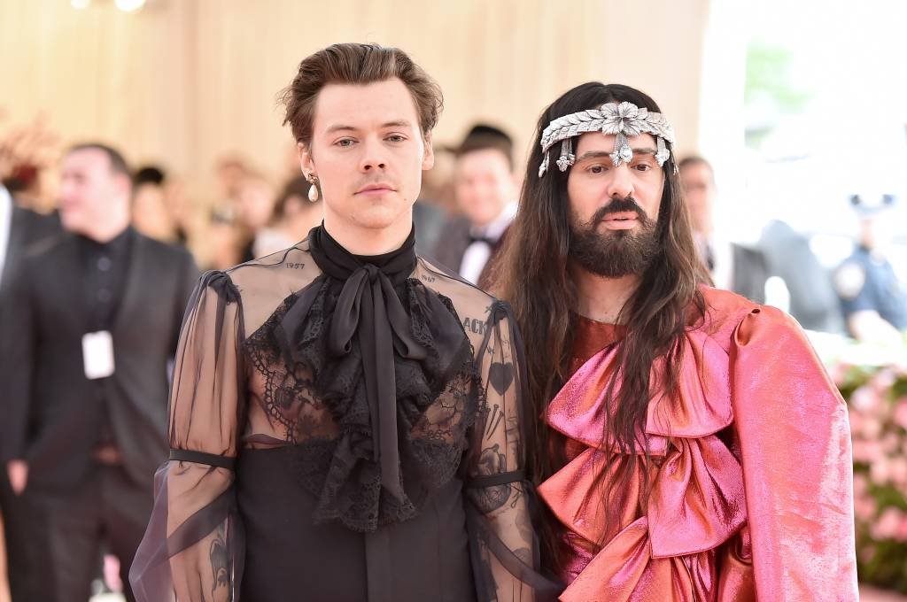 O cantor Harry Styles e o diretor criativo da Gucci, Alessandro Michele. (Theo Wargo/WireImage/Getty Images)