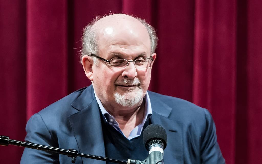 Salman Rushdie: escritor iraniano foi esfaqueado na sexta-feira (Gilbert Carrasquillo/Getty Images)