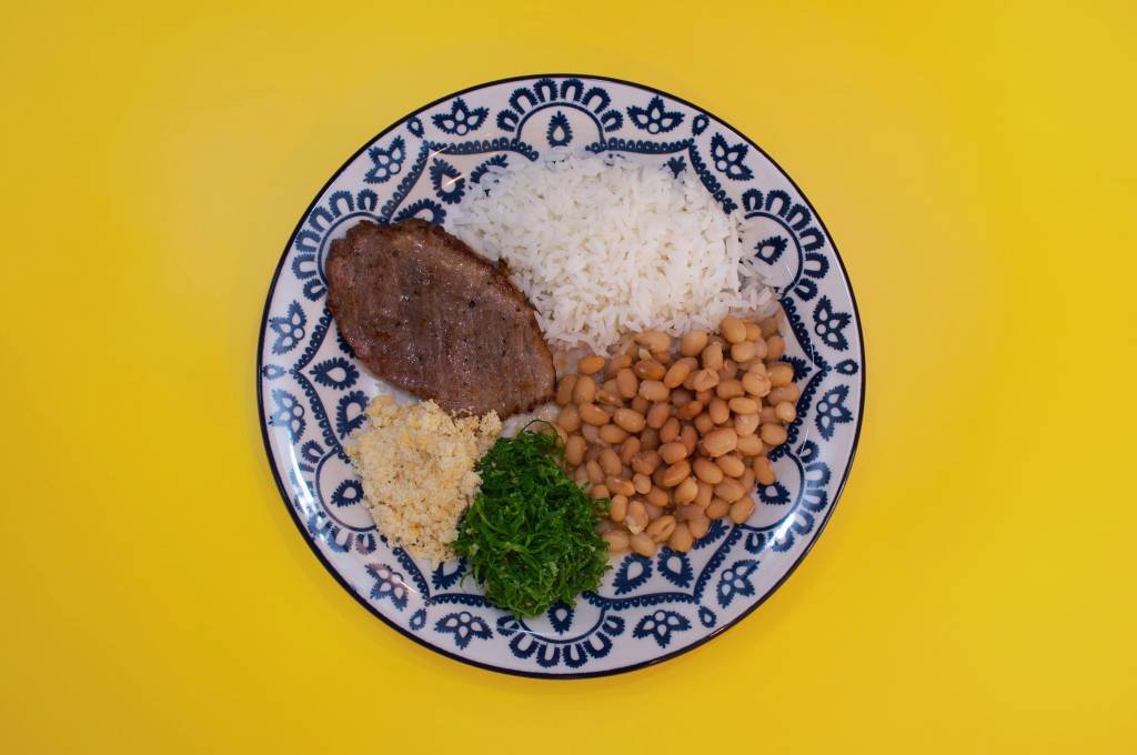 Prato de comida: comer fora de casa tem sido mais vantajoso para o trabalhador brasileiro do que preparar uma refeição em casa, conforme pesquisa da Ticket (Kimie Shimabukuro/Getty Images)
