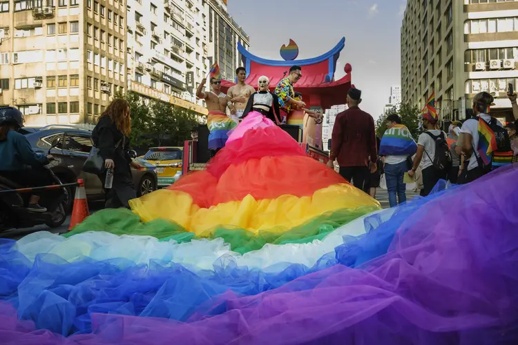 Uma drag queen vestindo uma saia arco-íris superdimensionada participando do Gay Pride em Taipei. Taiwan (Alberto Buzzola/Getty Images)