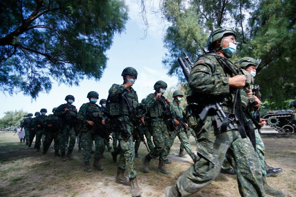 O gabinete taiwanês propôs um orçamento militar recorde de US$ 13,7 bilhões para o próximo ano (Ceng Shou/Getty Images)