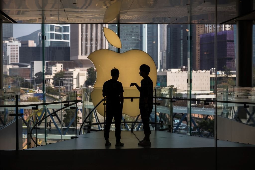 Trabalhadores da Apple: a gigante da tecnologia vem tentando trazer seus funcionários de volta ao escritório desde junho de 2021, quando anunciou pela primeira vez a política de três dias (DALE DE LA REY/Getty Images)
