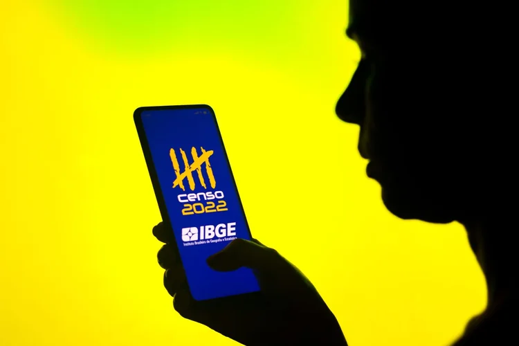 BRAZIL - 2022/04/05: In this photo illustration, a woman holds a smartphone with the Censo 2022 of IBGE (Brazilian Institute of Geography and Statistics) logo displayed on the screen. (Photo Illustration by Rafael Henrique/SOPA Images/LightRocket via Getty Images) (LightRocket/Getty Images)