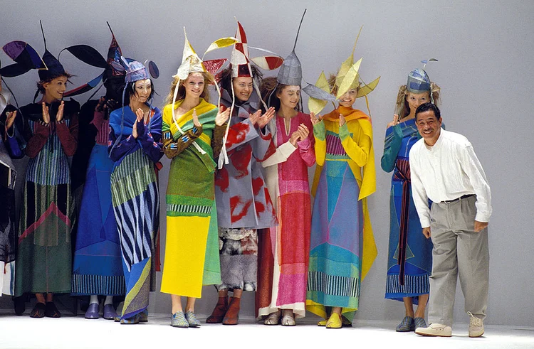 Issey Miyake durante a semana de moda de Paris de 1997. (Daniel SIMON/Gamma-Rapho/Getty Images)