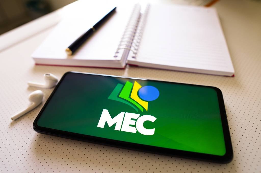BRAZIL - 2022/07/01: In this photo illustration the Ministério da Educação (MEC) logo seen displayed on a smartphone next to a book, pen and headphones. (Photo Illustration by Rafael Henrique/SOPA Images/LightRocket via Getty Images) (SOPA/Getty Images)