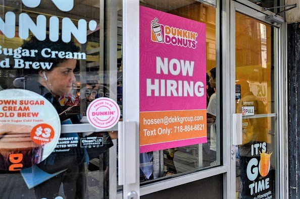 Placa de "estamos contratando" em Dunkin' Donuts de Nova York: mercado espera por mais 250.000 empregos urbanos nos EUA (Angela Weiss/AFP via/Getty Images)