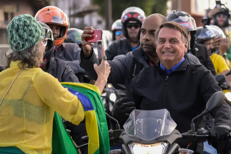 Bolsonaro: presidente anuncia redução de impostos de 'Whey Protein' e acessórios para motociclistas (DOUGLAS MAGNO/Getty Images)