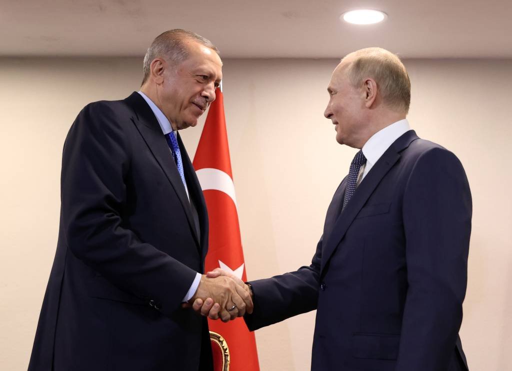 TEHRAN, IRAN - JULY 19: Turkish President Recep Tayyip Erdogan (L) meets Russian President Vladimir Putin (R) in Tehran, Iran on July 19, 2022. (Photo by Murat Kula/Anadolu Agency via Getty Images) (Anadolu Agency/Getty Images)