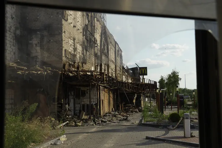 Shopping destruído na cidade de Kherson em julho: cidade voltou a sofrer bombardeios (STRINGER/Getty Images)