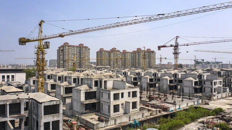 Edifícios residenciais em construção no empreendimento Cathay Courtyard do Tahoe Group Co. em Xangai (Qilai Shen/Getty Images)