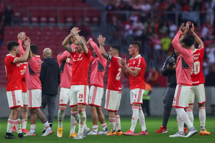 Jogadores do Internacional durante partida do Brasileirão de 2022 (Silvio Avila/Getty Images)