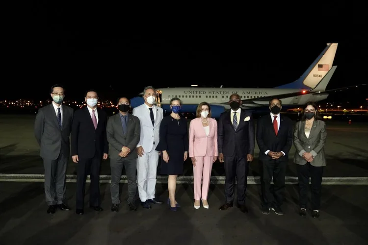 Nancy Pelosi e autoridades norte-americanas em viagem a Taiwan: China impõe sanções a figuras políticas da ilha após aproximação com EUA (Taiwanese Foreign Ministry / Handout/Anadolu Agency/Getty Images)