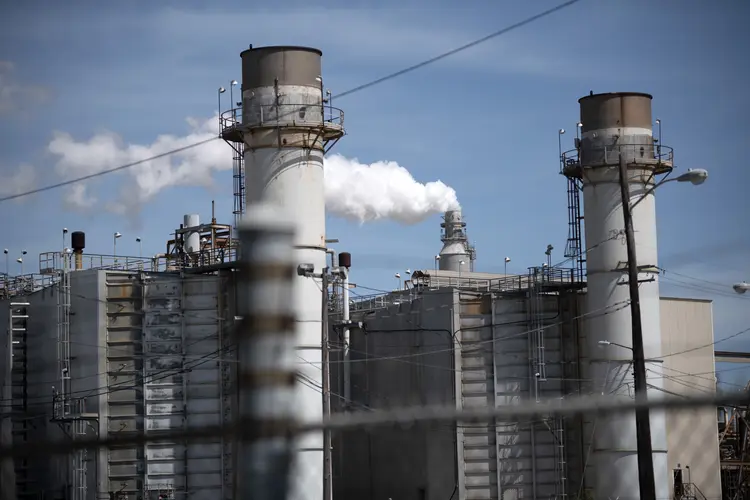 A taxa de utilização da capacidade das refinarias subiu de 91,0% na semana anterior para 94,3% na mais recente, acima da expectativa de alta a 91,5%. (Mark Felix/Getty Images)