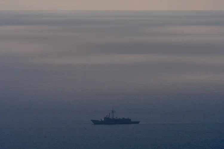 No início do mês, um porta-aviões chinês e cerca de duas dezenas de navios de guerra, frota de tamanho pouco habitual, navegaram a sudeste da ilha no Pacífico Ocidental (SAM YEH/Getty Images)