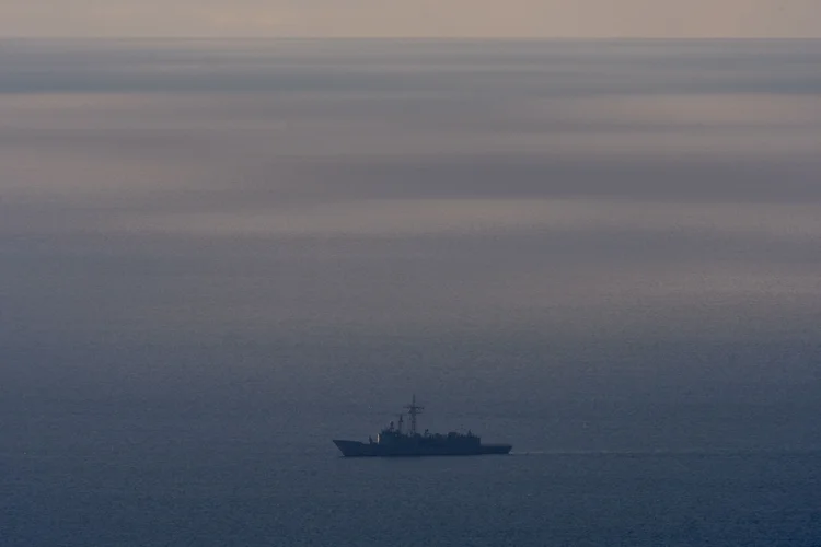 No início do mês, um porta-aviões chinês e cerca de duas dezenas de navios de guerra, frota de tamanho pouco habitual, navegaram a sudeste da ilha no Pacífico Ocidental (SAM YEH/Getty Images)