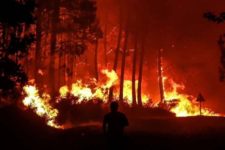 Oito grandes focos de incêndio permanecem ativos no território francês, incluindo áreas pré-alpinas, à beira do mar no sudoeste, no centro montanhoso (AFP/Getty Images)