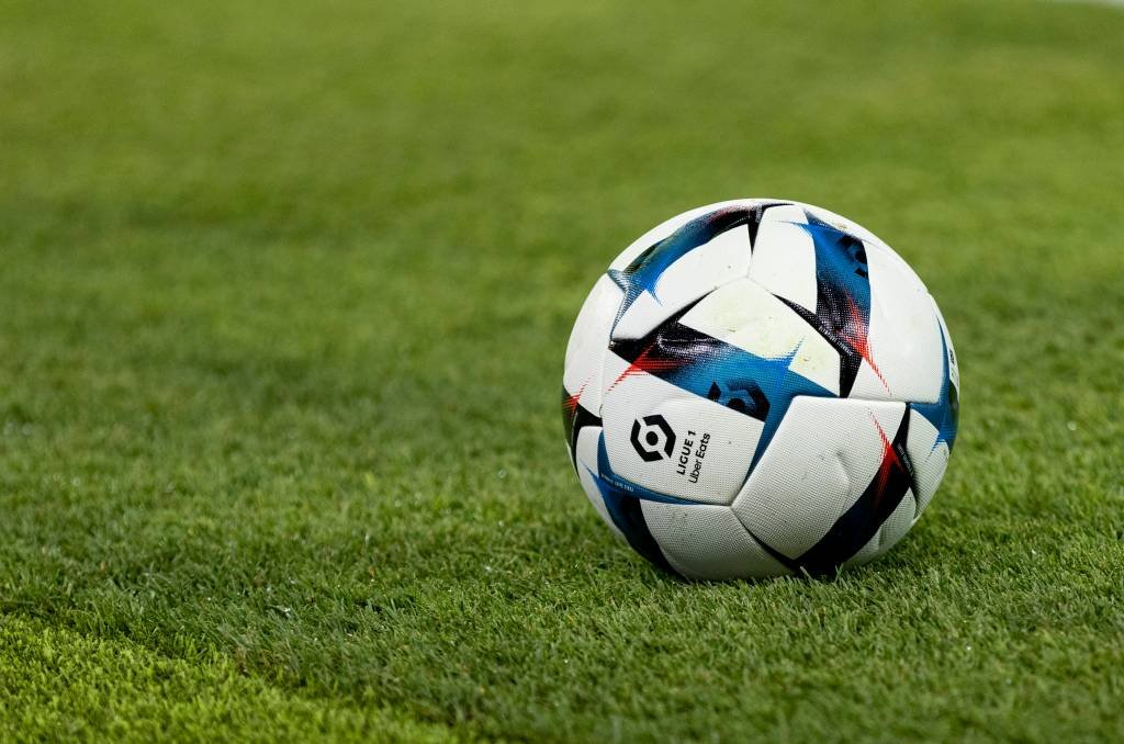 Retomada das principais ligas europeias são os destaques deste domingo de futebol (Tnani Badreddine/Getty Images)