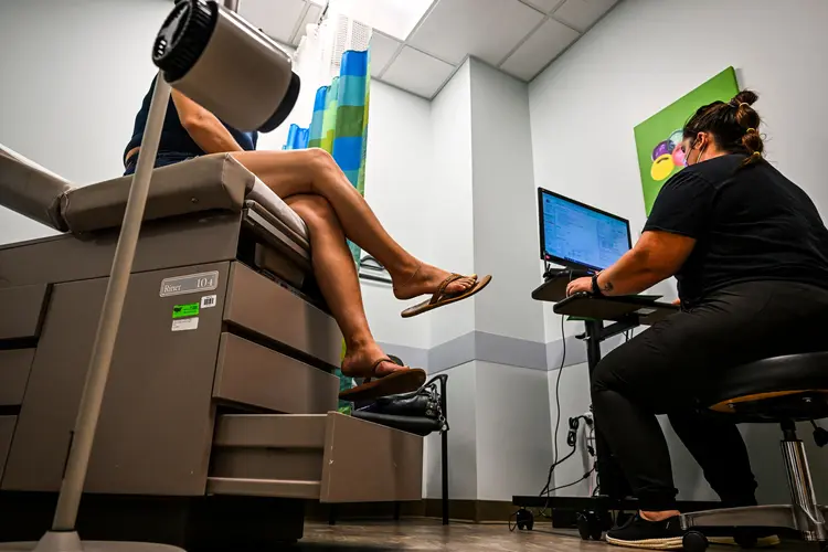 Consulta médica em uma clínica da ONG Planned Parenthood em West Palm Beach, na Flórida, em 14 de julho de 2022 (CHANDAN KHANNA/Getty Images)