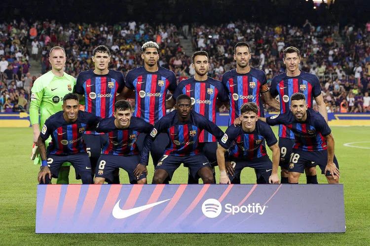 BARCELONA, SPAIN - AUGUST 13: teamphoto of FC Barcelona (L-R) Marc Andre ter Stegen of FC Barcelona, Andreas Christensen of FC Barcelona, Ronald Araujo of FC Barcelona, Eric Garcia of FC Barcelona, Sergio Busquets of FC Barcelona, Robert Lewandowski of FC Barcelona, Sergino Dest of FC Barcelona, Pedri Gonzalez of FC Barcelona, Ousmane Dembele of FC Barcelona, Gavi of FC Barcelona, Jordi Alba of FC Barcelona during the La Liga Santander  match between FC Barcelona v Rayo Vallecano at the Camp Nou on August 13, 2022 in Barcelona Spain (Photo by David S. Bustamante/Soccrates/Getty Images) (David S. Bustamante/Getty Images)