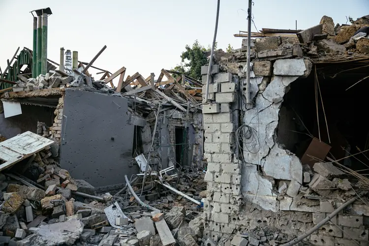 Região destruída por bombardeio russo na cidade ucraniana de Kherson (DIMITAR DILKOFF/Getty Images)