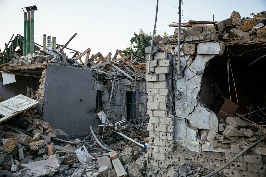 Ucrânia: 8 civis morrem em bombardeios e ONU documenta centenas de prisões arbitrárias no país (DIMITAR DILKOFF/Getty Images)