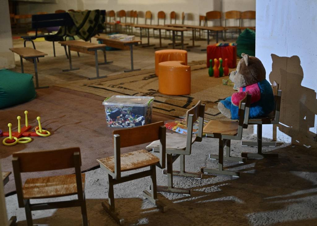 Nas salas de aula "normais", as mochilas estão abandonadas desde 23 de fevereiro, último dia de aula antes da invasão russa (GENYA SAVILOV/Getty Images)