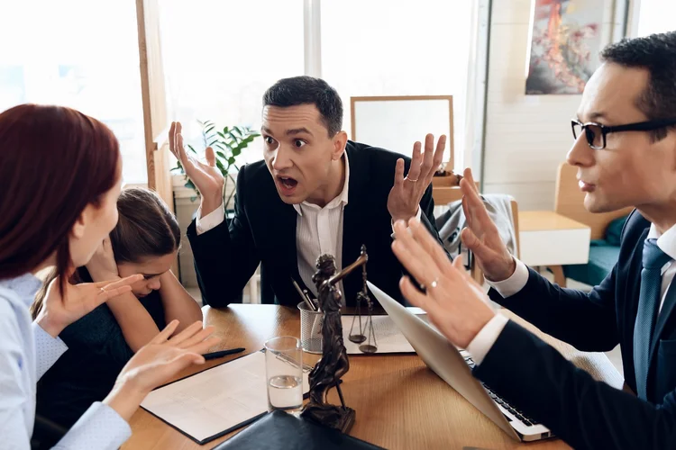 Pessoas brigando: direitos dos herdeiros não podem ser anulados por ameaças, vendas desconhecidas ou falta de inventário (T Turovska/Getty Images)